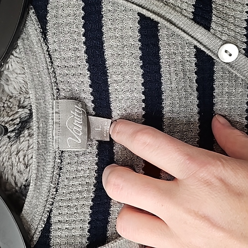 Vanity Cardigan - Picture 2 of 3